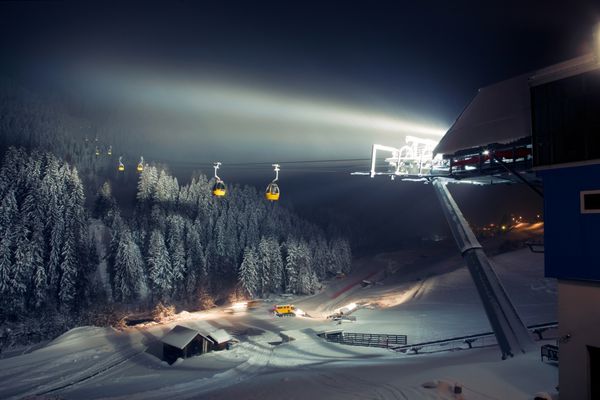 بالابرهای اسکی گوندولا در شب