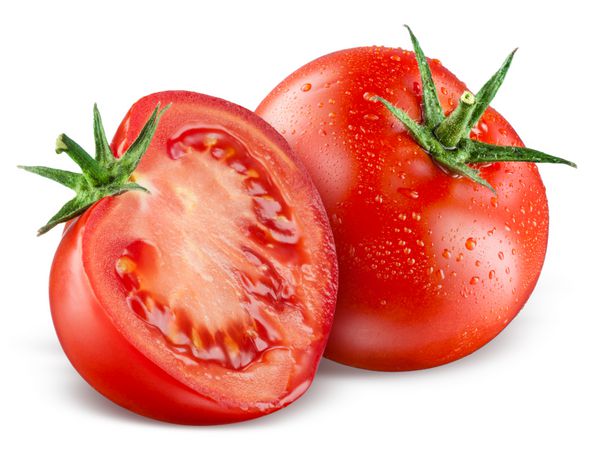 گوجه فرنگیها کل و نیم جدا شده روی سفید
