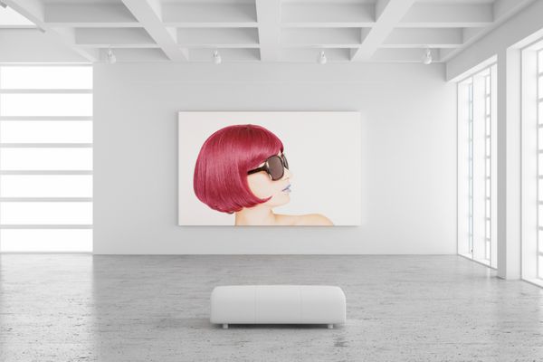 سالن خالی نمایشگاه با تصویر یک زن و کف سیمانی