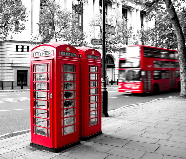 باجه تلفن قرمز و اتوبوس قرمز در حرکت لندن