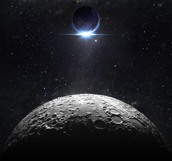 سطح ماه با نمای طلوع زمین