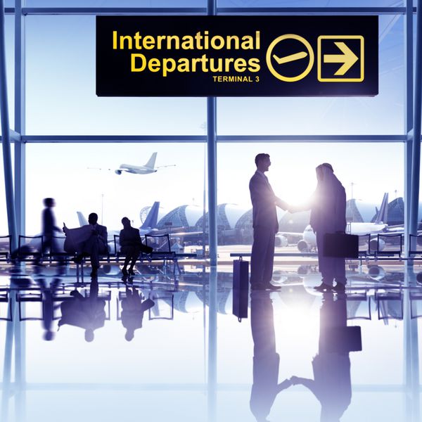 تکان دادن دست های تجاری بین المللی در فرودگاه