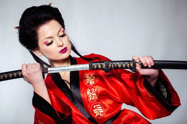 زنی با کاتانای شمشیر ژاپنی در دست