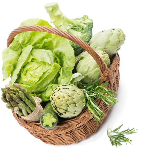 سبزیجات مختلف سبز تازه در سبد جدا شده روی سفید