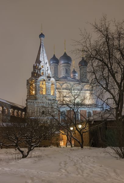 روسیه مسکو حیاط کروتیتسی عصر زمستان کلیسای جامع و برج ناقوس در بارش برف