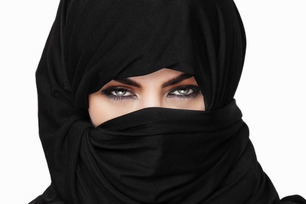 دختری زیبا که از نزدیک برقع پوشیده است