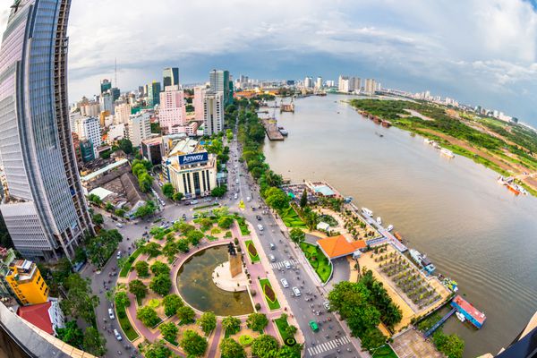 شهر هو چی مین سایگون - 2 ژوئیه 2014 - نمای بخشی از شهر در بعد از ظهر شهر هو چی مین بزرگترین شهر ویتنام و مرکز تجارت و امور مالی و بازرگانی ویتنام است