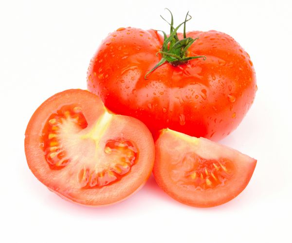 گوجه فرنگی با قطره های جدا شده در پس زمینه سفید