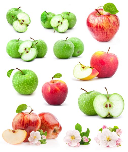 سیب های قرمز و سبز با برگ ها و قطره های آب در زمینه سفید