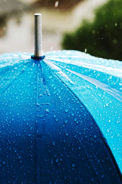 قطرات باران روی یک چتر آبی قطرات باران روی یک چتر قطرات باران عمق کم روی آبی باران بارانی چتر آبی