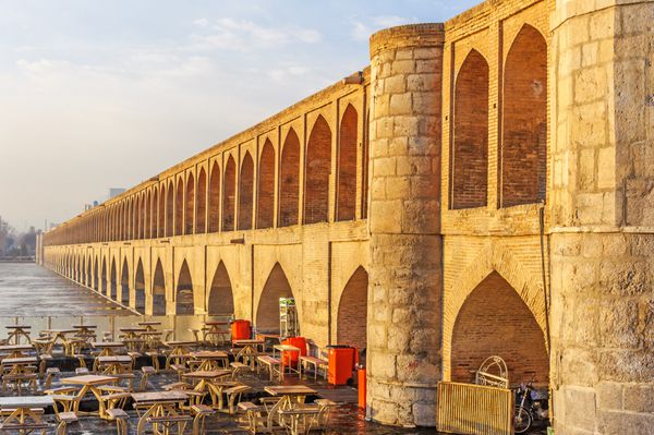 سیوسپل در اصفهان ایران در صبح زود سیوسپول به معنی پل 33 یا پل 33 طاق در سال 1602 ساخته شد