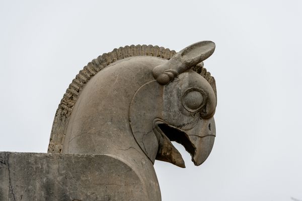 مجسمه دو سر گریفین در شهر باستانی تخت جمشید ایران میراث جهانی یونسکو