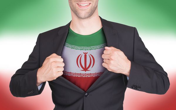 کت و شلوار بازرگان برای آشکار کردن پیراهن با پرچم ایران