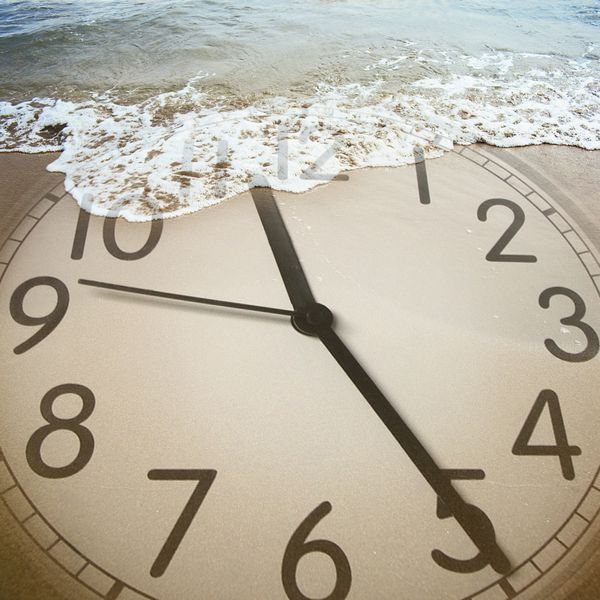 تصویر مفهومی از یک ساعت در ساحل