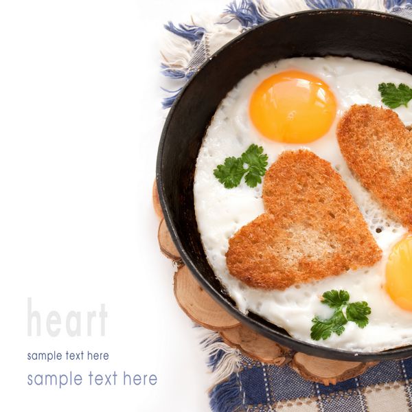 تخم مرغ سرخ شده با تکه های نان به شکل قلب در ماهیتابه