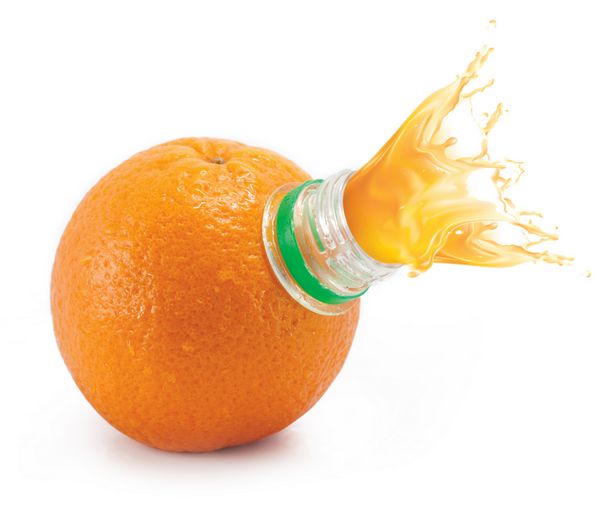 نارنجی با گردن بطری و آبمیوه در پس زمینه سفید