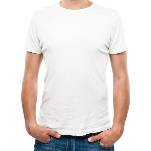 تی شرت سفید روی یک الگوی مرد جوان جدا شده در پس زمینه سفید