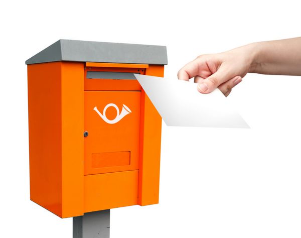 صندوق پست فلزی نارنجی و دست زن با حرف سفید