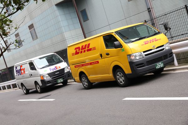 توکیو - 9 مه ون های FedEx و DHL در 9 می 2012 در توکیو پارک شدند FedEx و DHL رقبای مستقیم در بسیاری از بازارها هستند و جزو 3 شرکت بزرگ پیک در سراسر جهان با UPS هستند