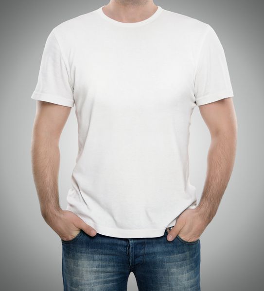 مردی با پوشیدن تی شرت خالی جدا شده روی پس زمینه خاکستری با فضای کپی