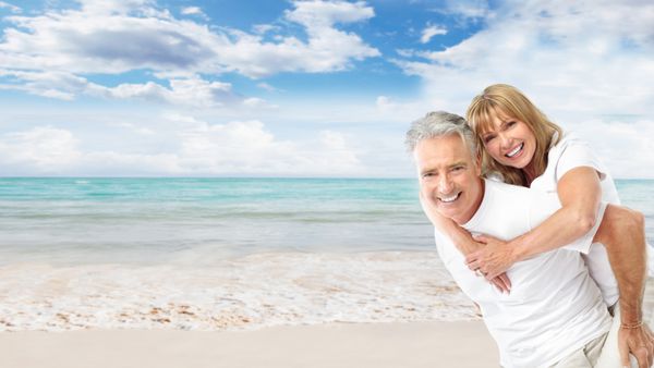زوج سالمند خوشبخت در ساحل استراحتگاه لوکس عجیب و غریب