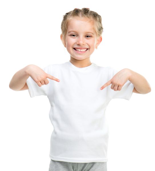 دختر کوچک ناز با تی شرت سفید جدا شده در پس زمینه سفید