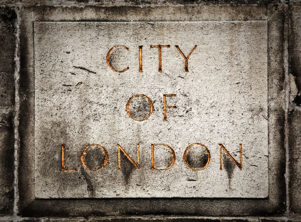 تخته سنگ گرانج قدیمی با متن طلایی شهر لندن