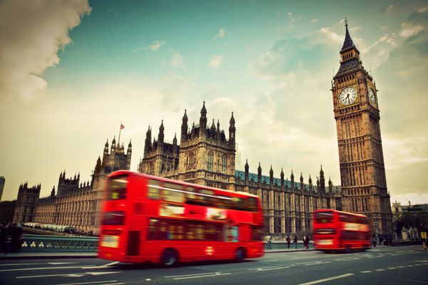 لندن انگلستان اتوبوس قرمز در حرکت و بیگ بن کاخ وست مینستر نمادهای انگلستان در سبک قدیمی و قدیمی