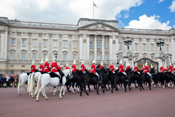 لندن - 17 مه نگهبانان سلطنتی بریتانیا سوار بر اسب و اجرای تغییر گارد در کاخ باکینگهام در 17 می 2013 در لندن انگلستان