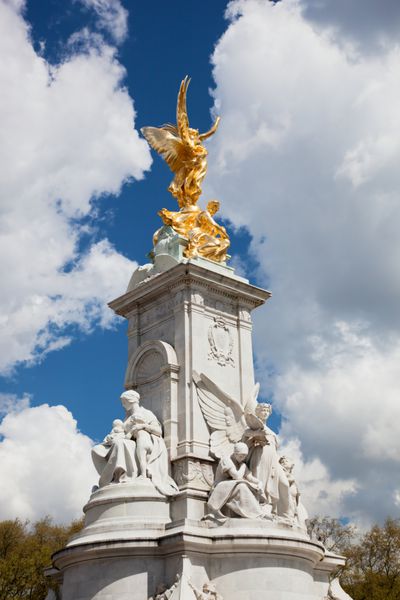 یادبود ویکتوریا در کنار کاخ باکینگهام در لندن انگلستان