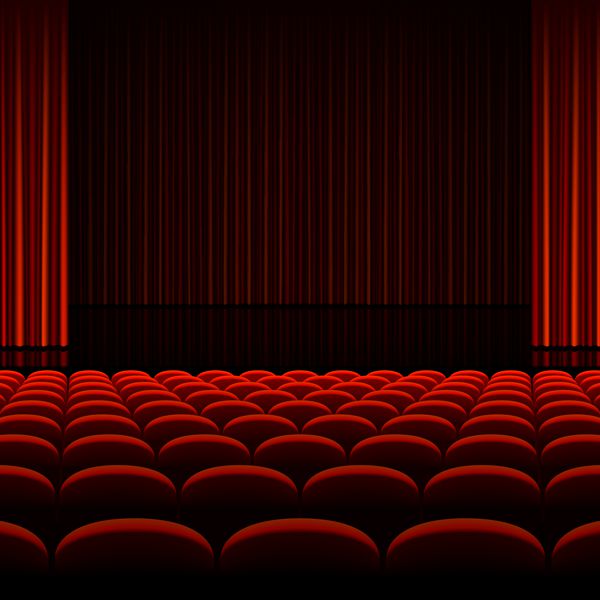 فضای داخلی تئاتر با پرده ها و صندلی های قرمز بردار