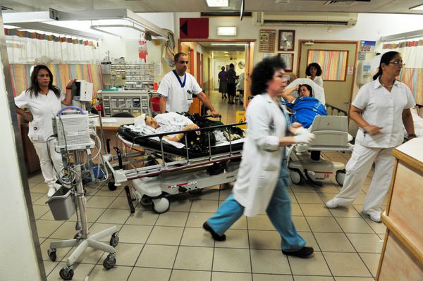 اشکلون ISR - 22 اوت کادر پزشکی در حال انجام وظیفه در بخش اورژانس مرکز پزشکی بارزیلای در 22 اوت 2010 بخش های اورژانس اکثر بیمارستان های جهان 24 ساعت شبانه روز کار می کنند