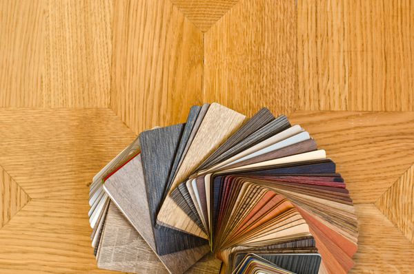 نمونه رنگ های مختلف کف چوبی روی زمینه پارکت قهوه ای پنکه نمونه رنگ چوبی برای انتخاب هنگام تزئین