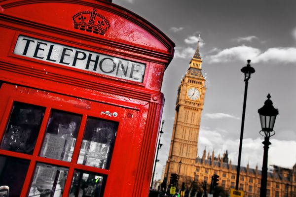 باجه تلفن قرمز و بیگ بن در لندن انگلستان بریتانیا نمادهای لندن روی سیاهی روی آسمان سفید