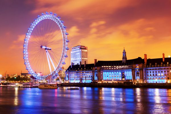 لندن انگلستان افق انگلستان در شب نورپردازی چشم لندن و ساختمان های کنار رودخانه تیمز