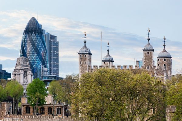 برج لندن و آسمان‌خراش سنت مری آکس 30 با نام Gherkin انگلستان بریتانیا کاخ سلطنتی و قلعه تاریخی در کنار منطقه مالی