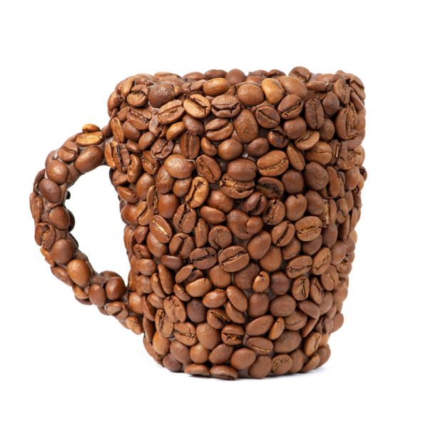 فنجان دانه های قهوه جدا شده در پس زمینه سفید