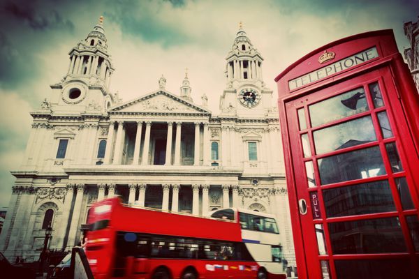 کلیسای جامع سنت پل در لندن انگلستان اتوبوس قرمز و باجه تلفن آسمان ابری نمادهای لندن در سبک قدیمی و قدیمی