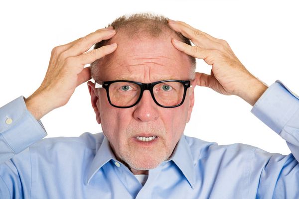 پرتره نمای نزدیک مرد تجاری بزرگسال با عینک مشکی گیج آشفته عمیق زمینه سفید جدا شده احساسات انسان حالات چهره درک زندگی پیری افسردگی