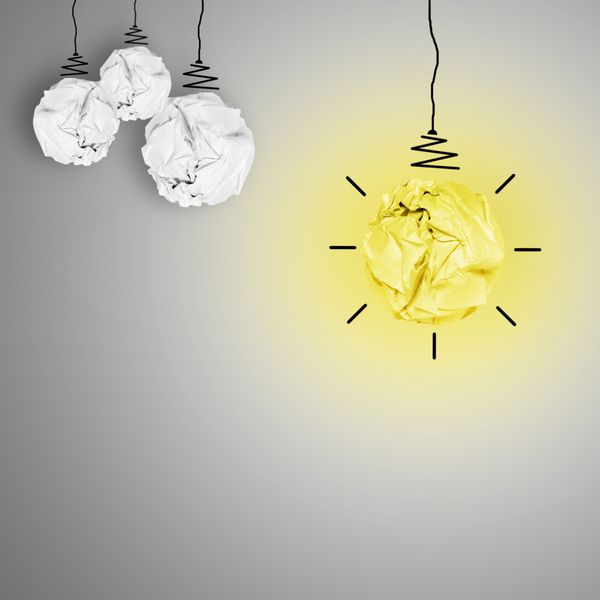 کاغذ مچاله شده لامپ به عنوان مفهوم خلاقانه