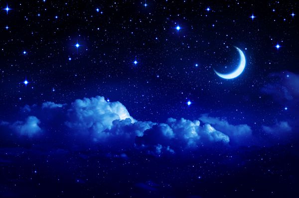 آسمان پرستاره با نیمه ماه در منظره ابری خوش منظره