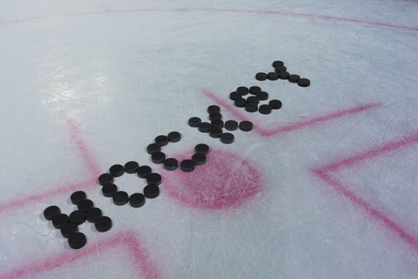 هاکی کلمه روی پیست روی یخ ساخته شده از پوک