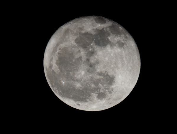 نمای نزدیک ماه کامل که جزئیات سطح ماه را نشان می دهد