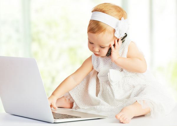 دختر بچه در رایانه لپ تاپ تلفن همراه