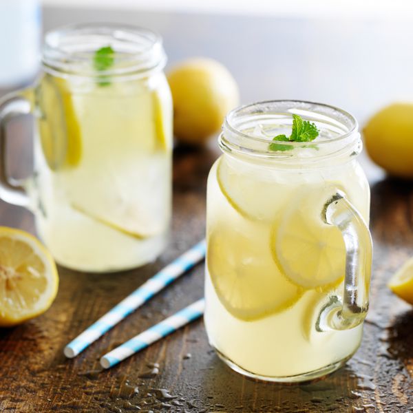 لیموناد در شیشه با یخ و نعنا