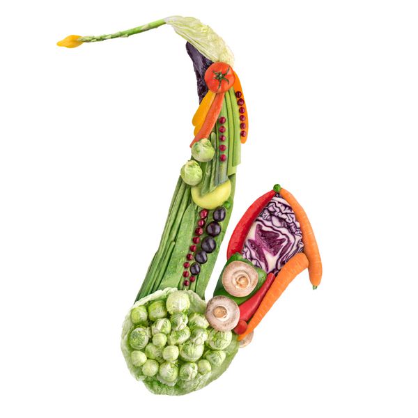مفهوم غذای سالم ساکسیفون ساز بادی کلاسیک ساخته شده از سبزیجات تازه پر از ویتامین جدا شده روی سفید