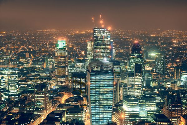 پانورامای نمای هوایی لندن در شب با معماری های شهری