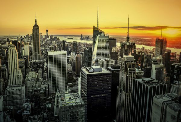 نمای هوایی از خط افق منهتن در غروب خورشید شهر نیویورک