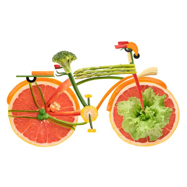 میوه ها و سبزیجات به شکل یک دوچرخه دنده ثابت شهری با جزئیات جدا شده در زمینه سفید