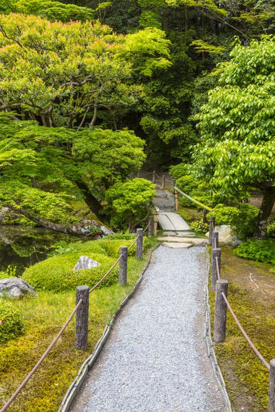 باغی با آبنما در نزدیکی معبد بودایی کیوتو